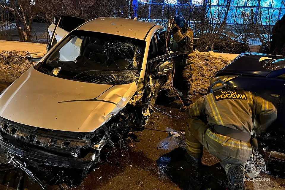 Вечером 10 декабря в Первомайском округе Мурманска произошло лобовое ДТП с пострадавшими. Фото: ГУ МЧС по Мурманской области