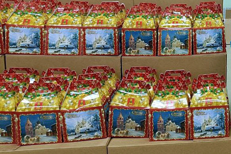 Яркая упаковка подарочных комплектов украшена пейзажами и рисунками нашей землячки.