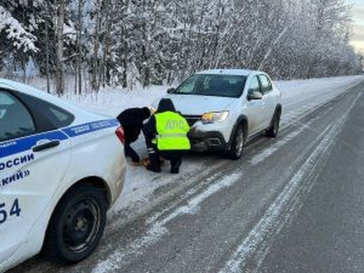 Свердловские полицейские помогли водителю, у которого сломалась машина -  KP.RU