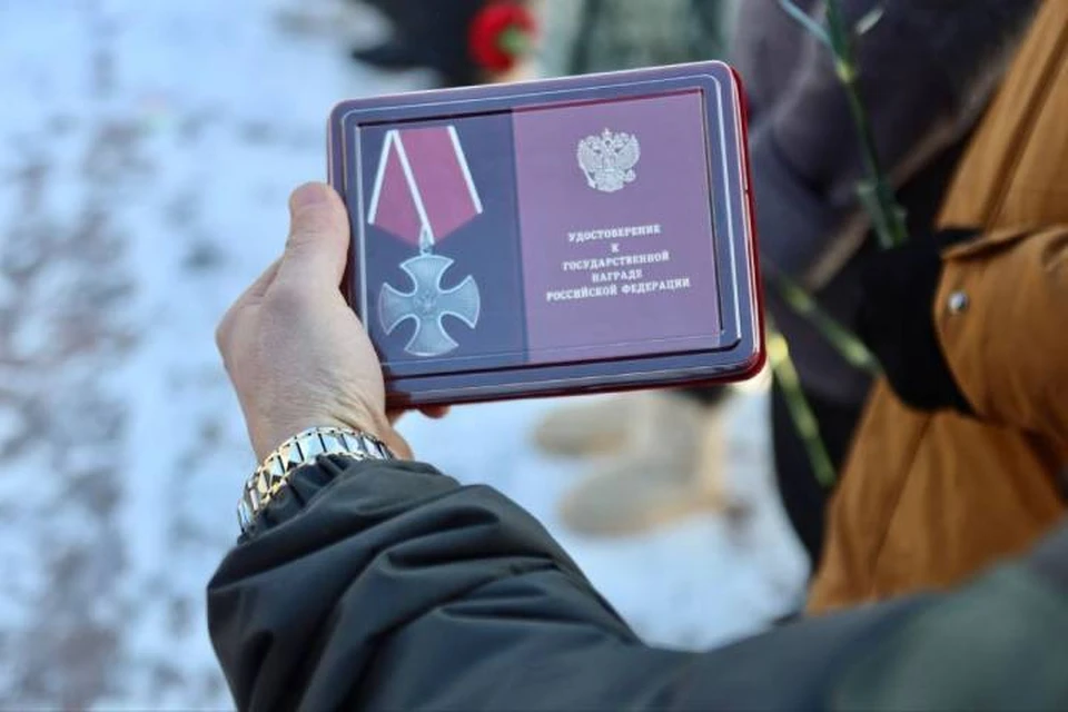 Жителя Братска наградили орденом Мужества посмертно. Фото: мэр Братска Сергей Серебренников