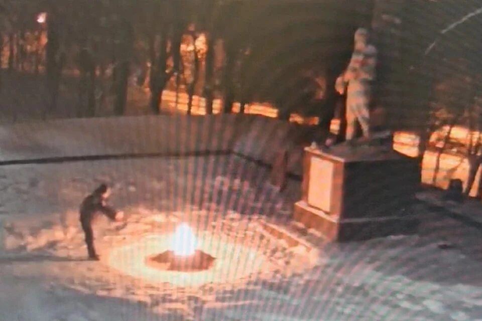 Семьи подростков, потушивших Вечный огонь, могут депортировать из России Фото: кадр из видео