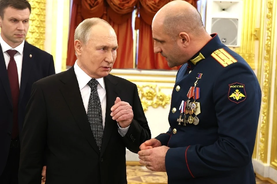 Артем Жога попросил Владимира Путина баллотироваться на должность Президента РФ во время торжественного вручения наград Героям России в Москве. Фото: kremlin.ru