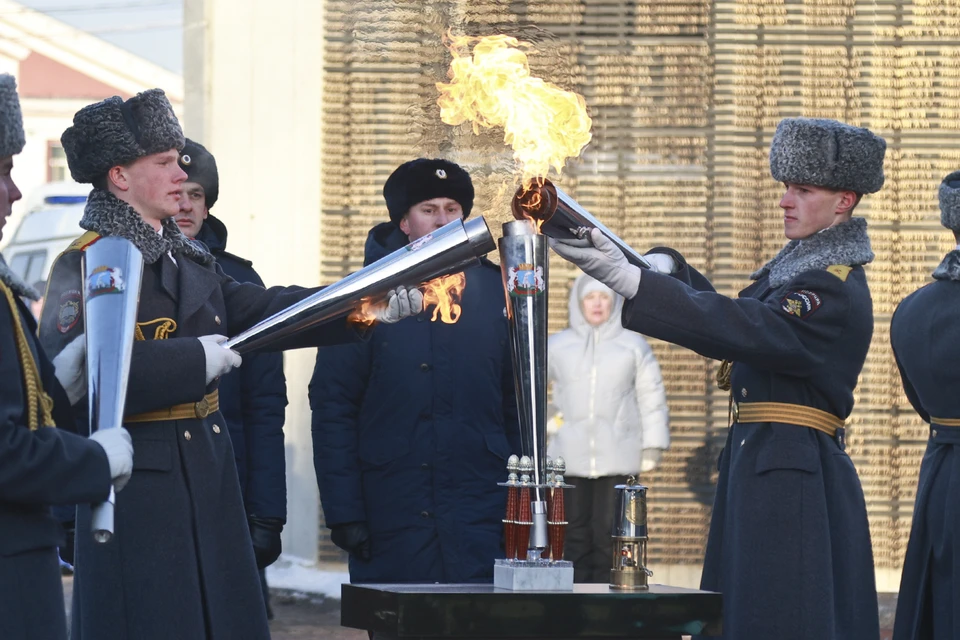 После прибытия огня в Барнаул на Мемориале Славы состоялась торжественная церемония