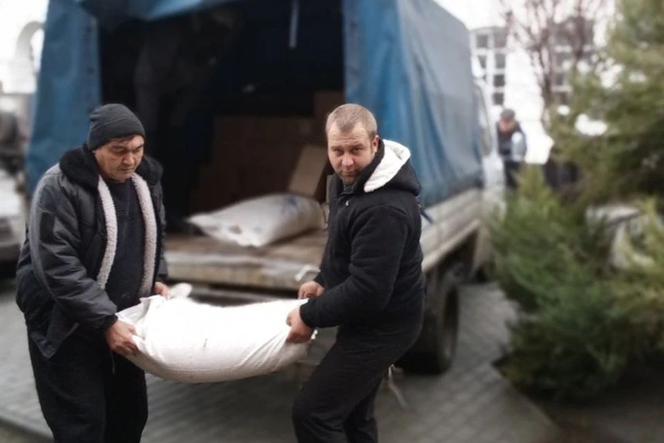 В Свято-Амвросиевский мужской монастырь, расположенный в Токмаке, 12 декабря доставили гуманитарную помощь. ФОТО: администрация Токмакского района