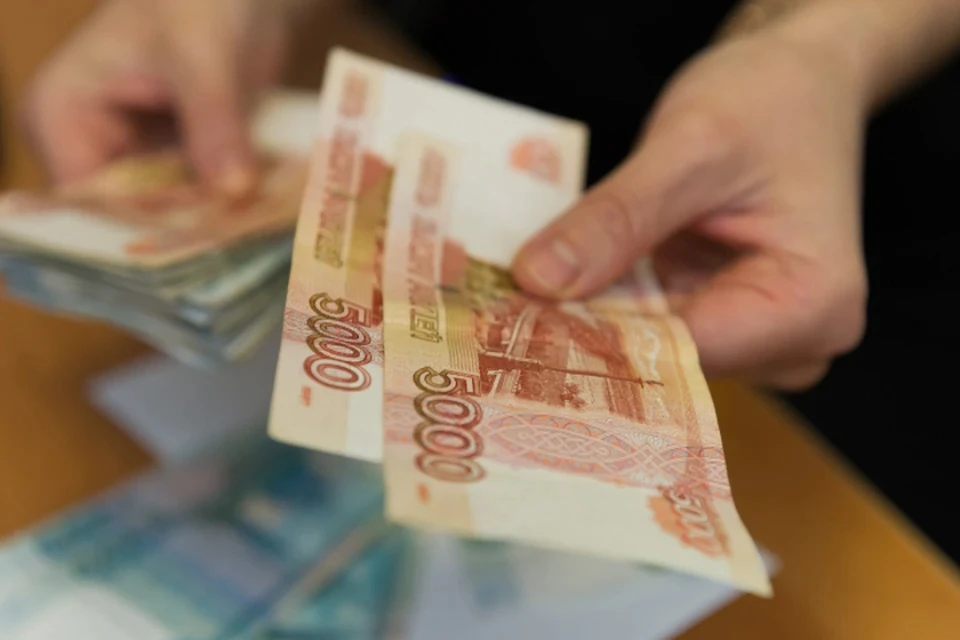 Деньги также пойдут на увеличение минимальной зарплаты до 19 242 рублей.