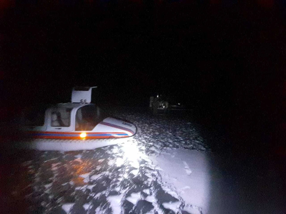 В Ростовской области рыбаки на лодке остались посреди водоема из-за сломанного мотора. Фото: областная служба спасения на воде