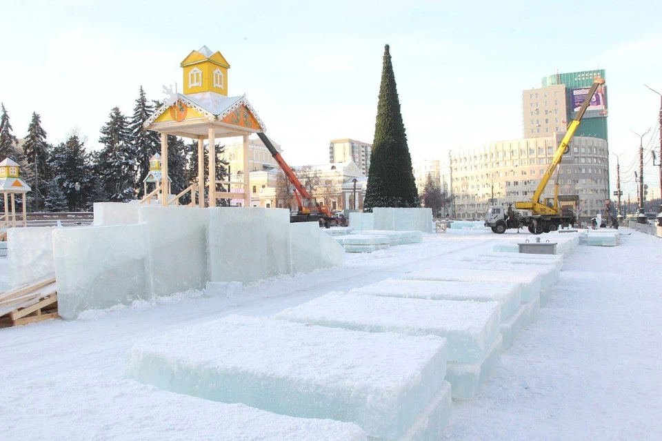 Городок на площади Революции пока только строят. Фото: администрация Челябинска