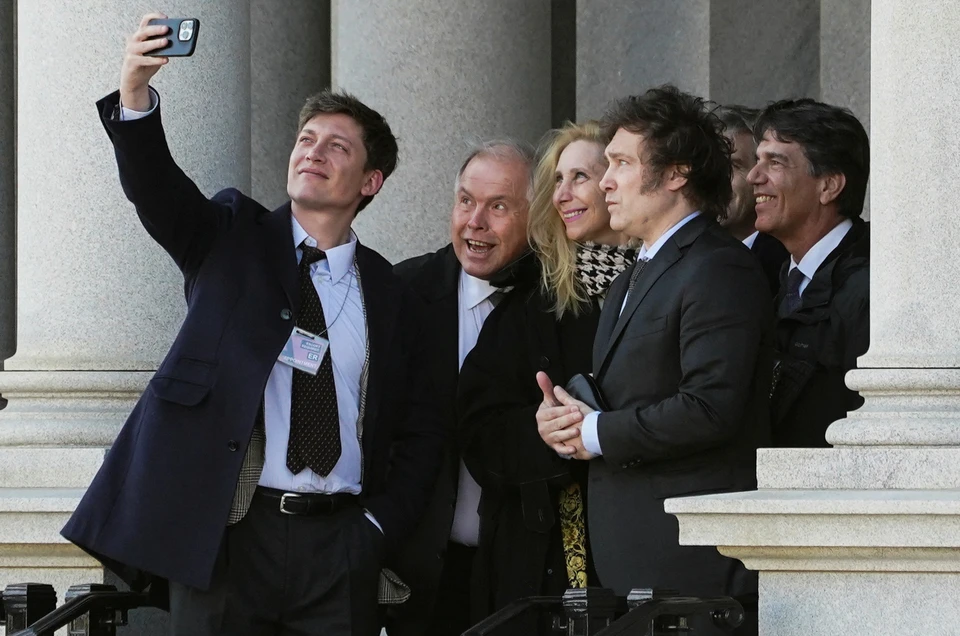 Сантьяго Капуто (слева), Хавьер Милей и его соратники в Вашингтоне.