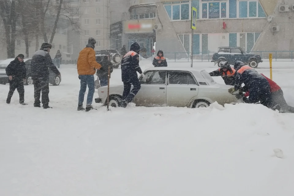Липецкие спасатели вышли на борьбу со снегом