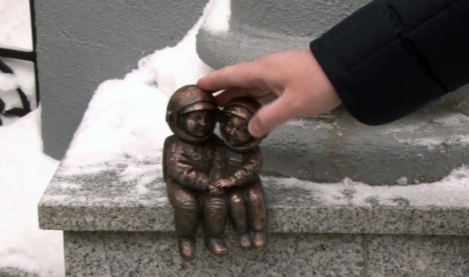 Космонавты в калуге. Калуга космос циолковский музей. Скафандр сокол. Космонавты в калуге. Мисуркин космонавт.