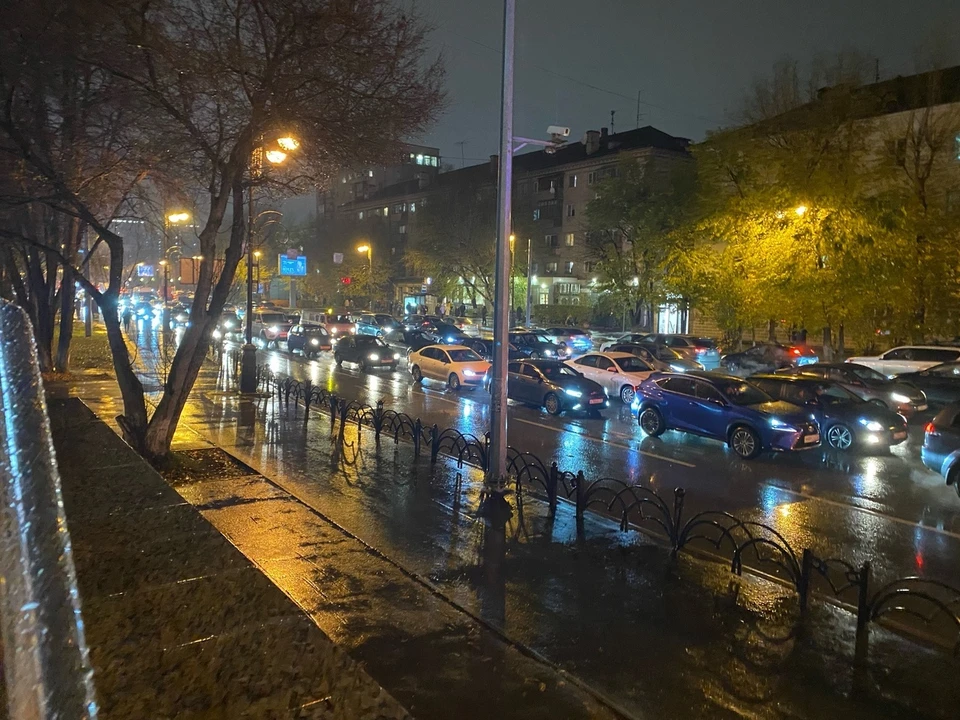 В пятничный вечер Тюмень сковали 10-балльные пробки.