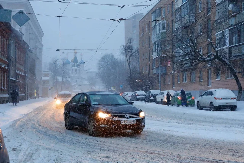 Замело дороги и тротуары Нижнего Новгорода.