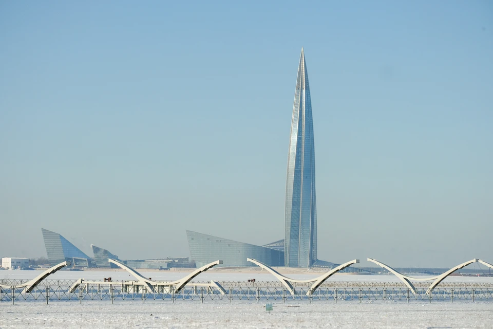 Мосты назвали в честь особенностей архитектуры башни.