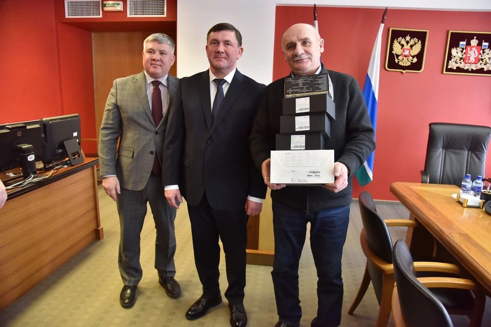 Алексей Шмыков вручил оборудование для природных парков и заказников. Фото: Департамент информационной политики