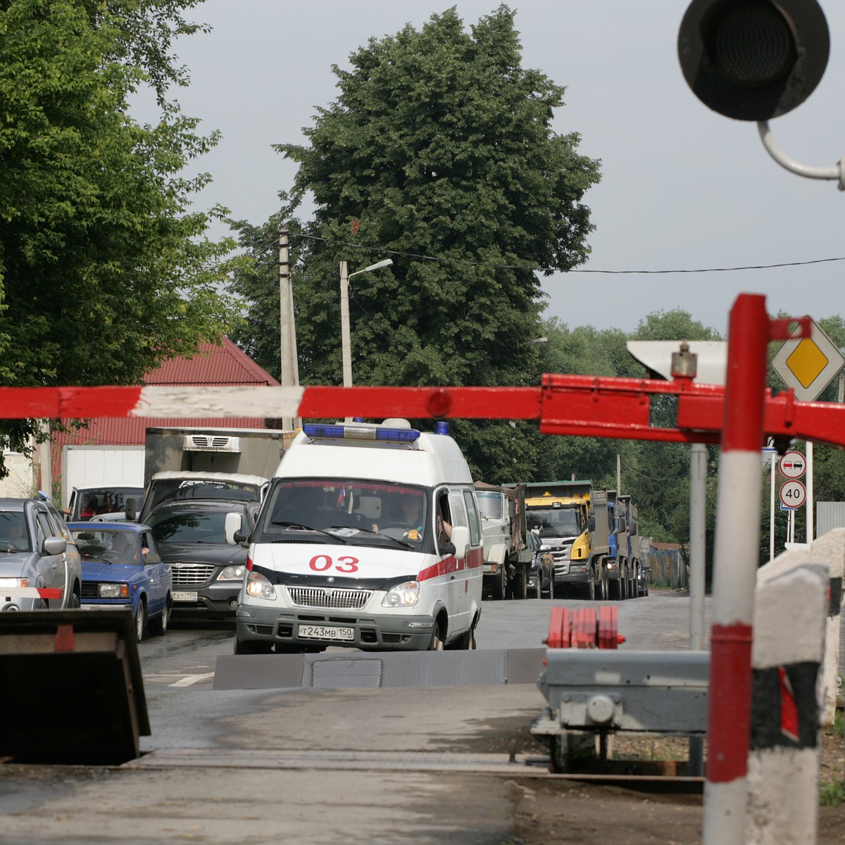 Поезд протаранил грузовую машину на переезде в Домодедово - KP.RU