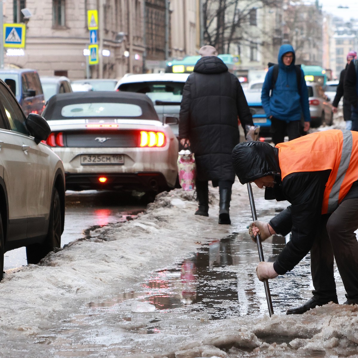 «Убрать снег сразу невозможно»: В комитете по благоустройству рассказали,  когда и как Петербург победит гололед и сосульки - KP.RU