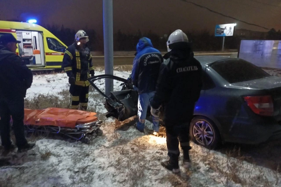 Спасатели совместно с сотрудниками МЧС вытащили водителя из легковушки и на носилках отнесли в машину скорой помощи. Фото: Департамент ПБ и ГЗ Оренбургской области