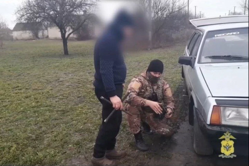Инспектор патрульно-постовой службы херсонской полиции оказал помощь пенсионеру с пробитым колесом. Фото: ГУ МВД России по Херсонской области.