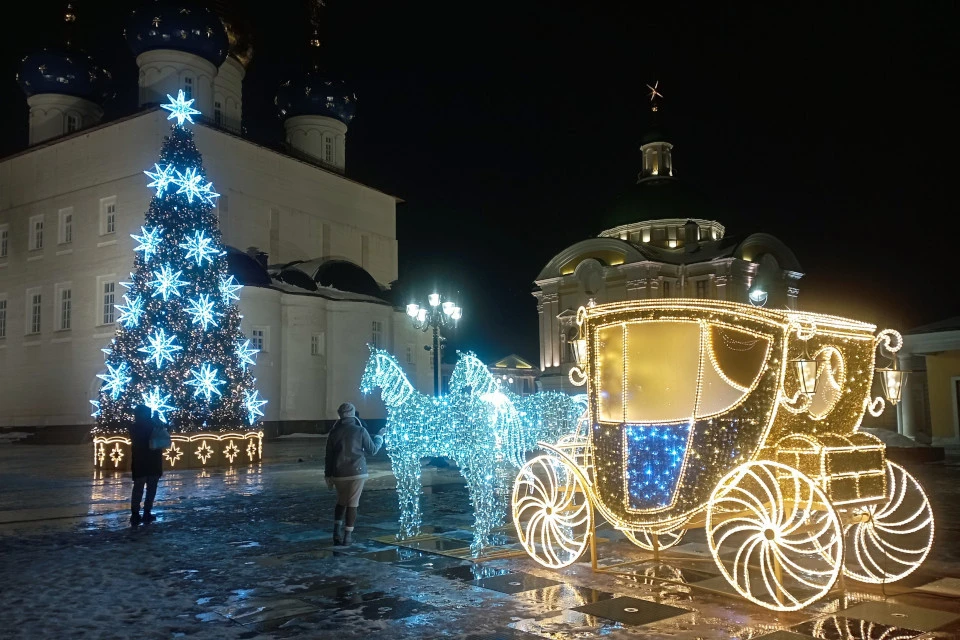 С новыми новогодними украшениями уже фотографируются горожане.