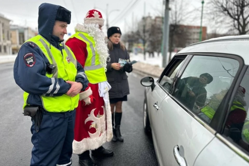 В Ярославле сотрудники ГИБДД выезжали на патруль вместе с Дедом Морозом