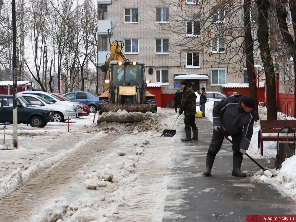 Город Владимир плохо убирают от снега из-за дефицита трактористов и  дворников - KP.RU