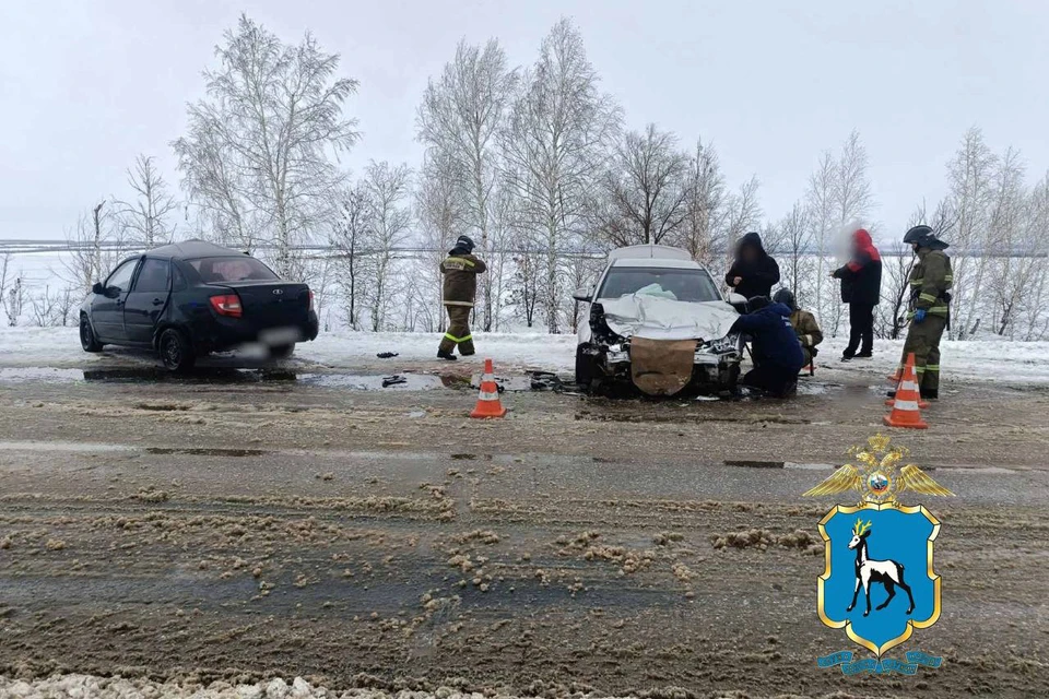 За медицинской помощью обратились водитель и пассажир одного из автомобилей.