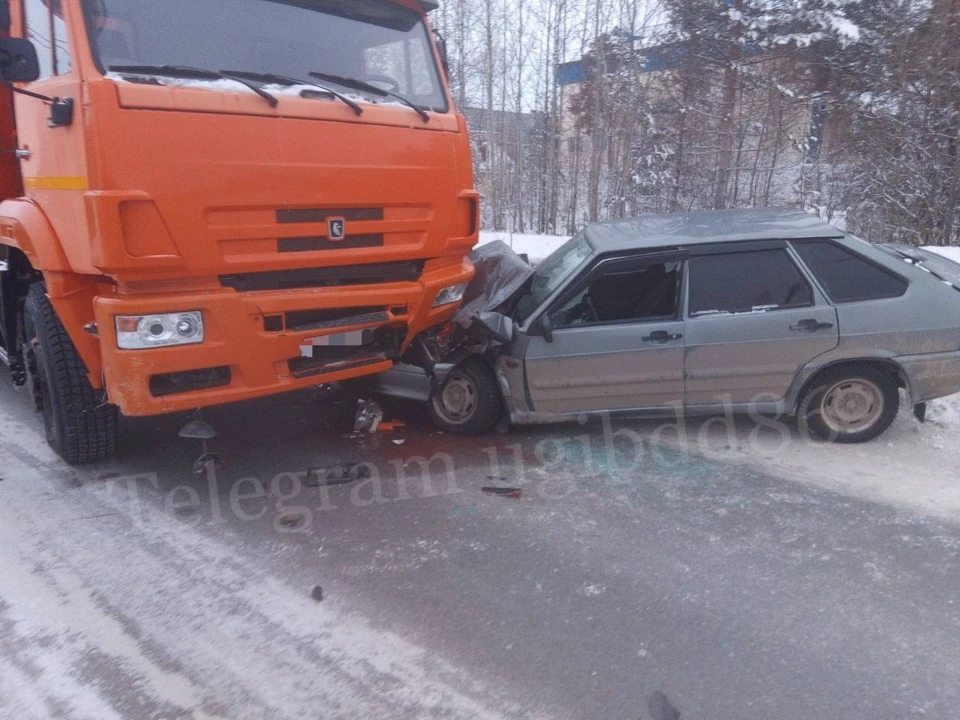 Автоледи на отечественной легковушки пострадала в ДТП. Фото: УГИБДД России по ХМАО-Югре