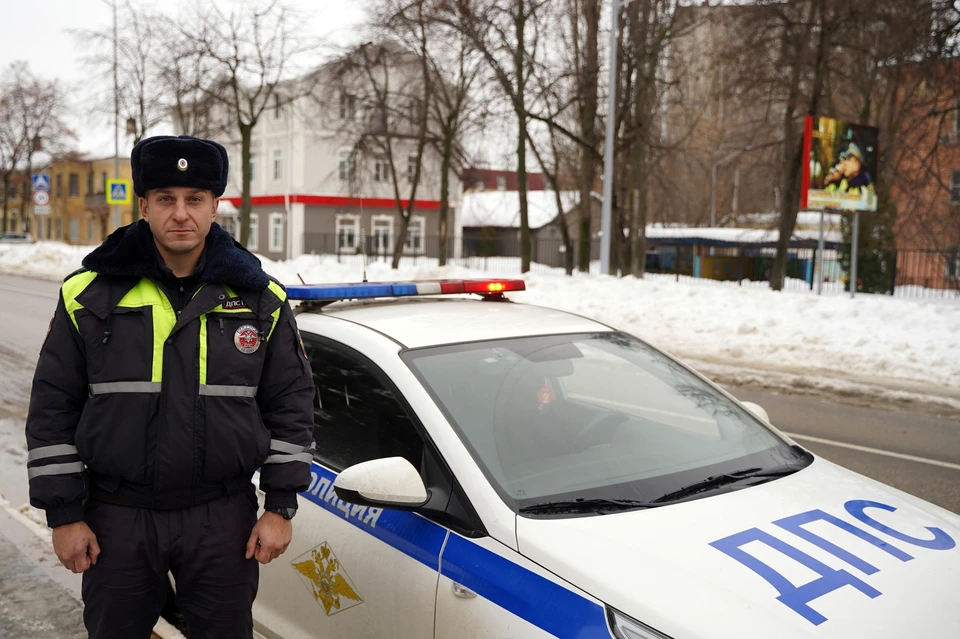 Инспектор ДПС помог беременной женщине проехать пробку в Липецке