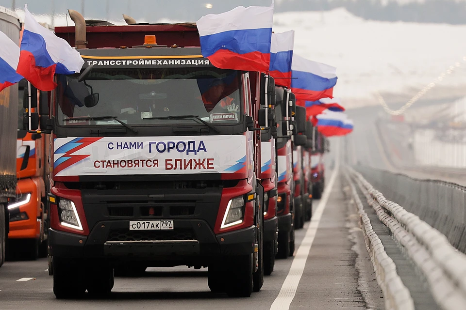 Колонна автомобилей на трассе М-12 "Восток" в день открытия. Фото: Егор Алеев/ТАСС