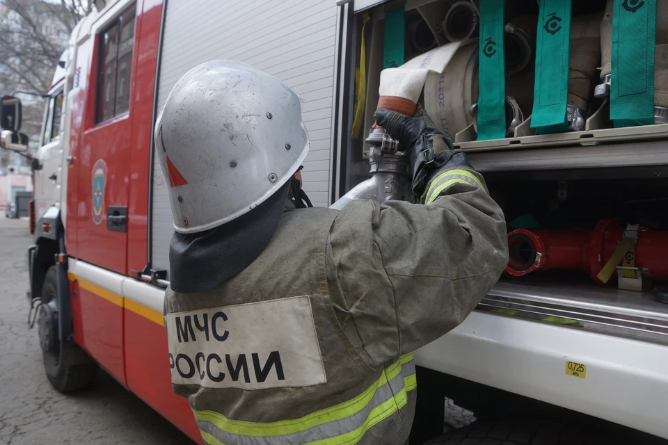 Пожарные тушили огонь около часа