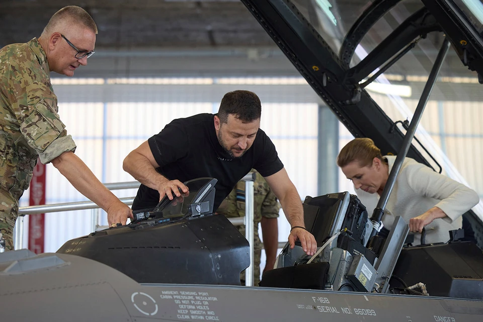 Август 2023 года, Владимир Зеленский у кабины истребителя F-16 во время визита в Данию.