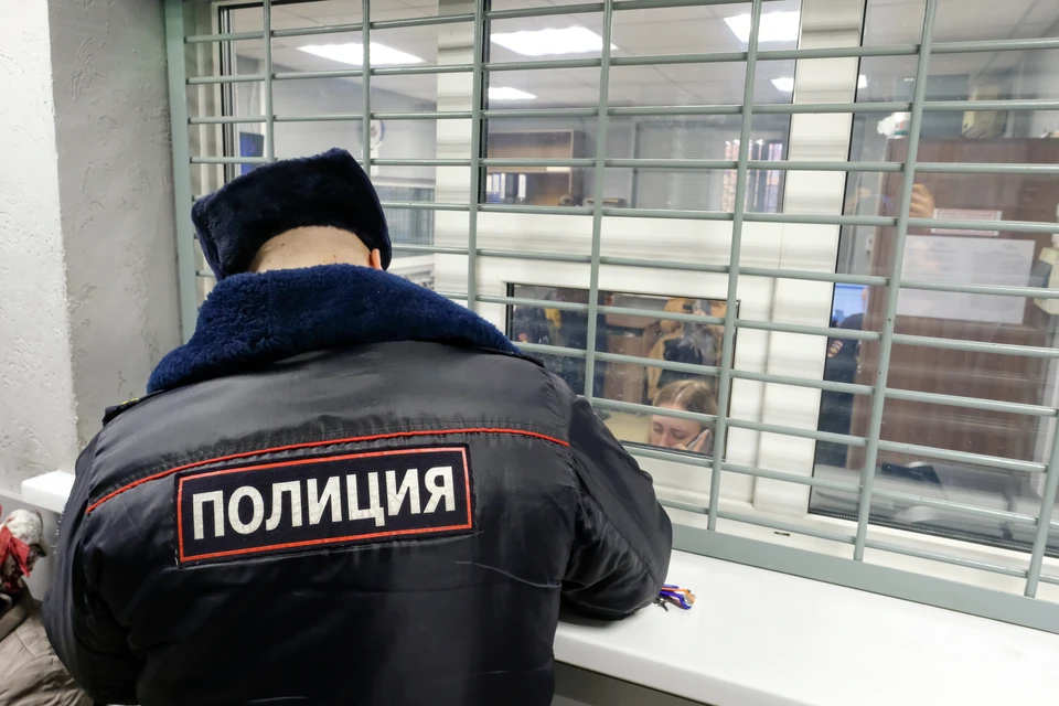 Сотрудники полиции ищут преступника.