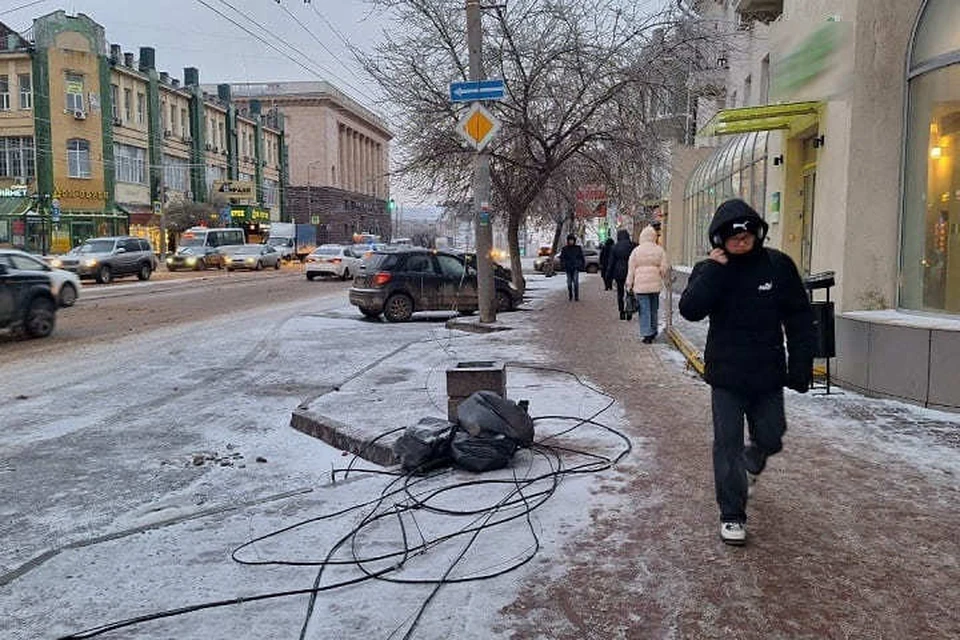 Из-за мокрого снега могут обрываться провода и падать деревья.