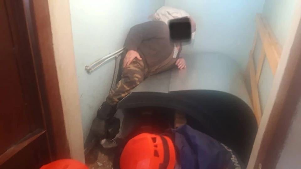 Мужчине зажало ноги листовым железом.