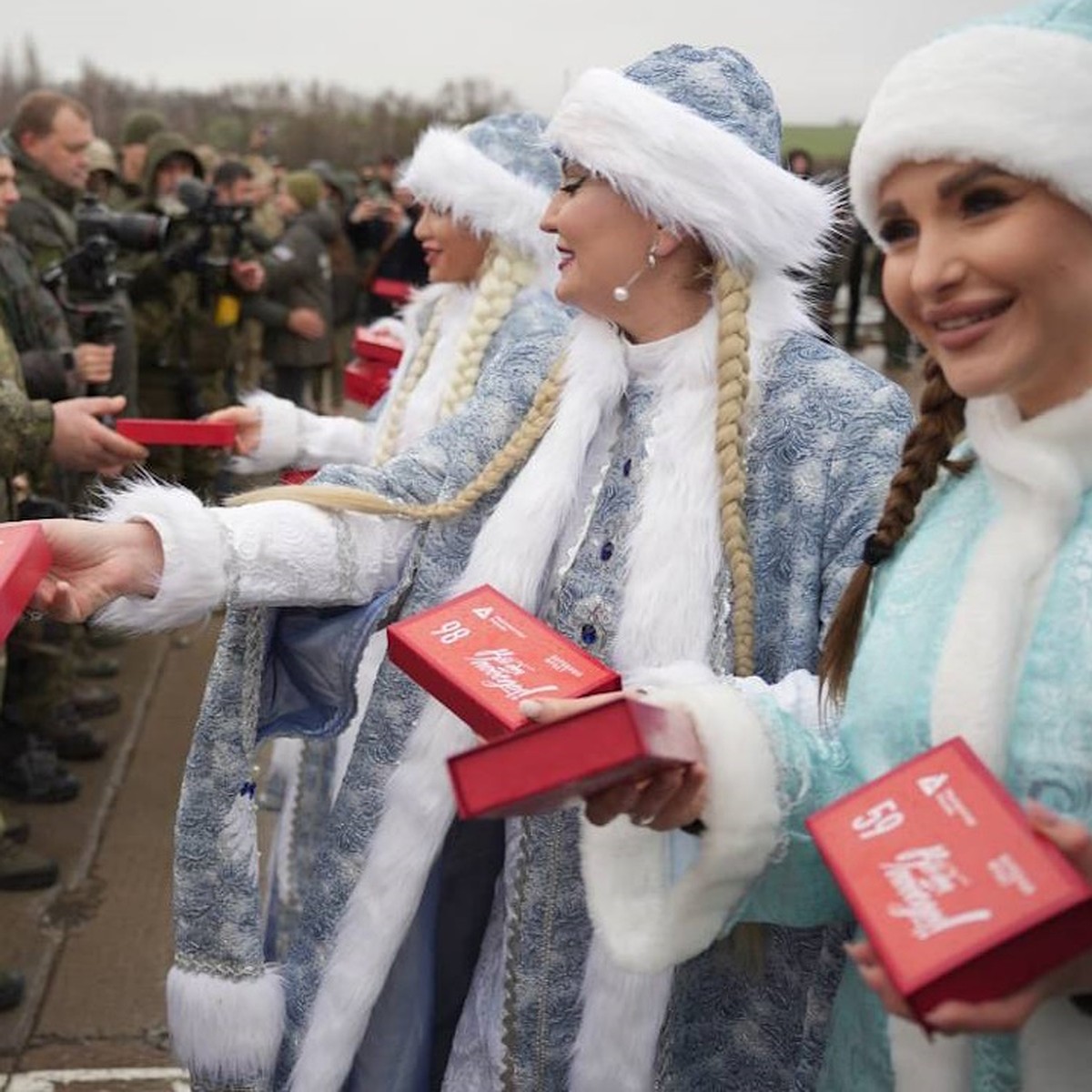 С Новым годом, бойцы!»: Дед Мороз и Снегурочки передали подарки на 100 млн  и УАЗы бойцам СВО в Ростове-на-Дону - KP.RU