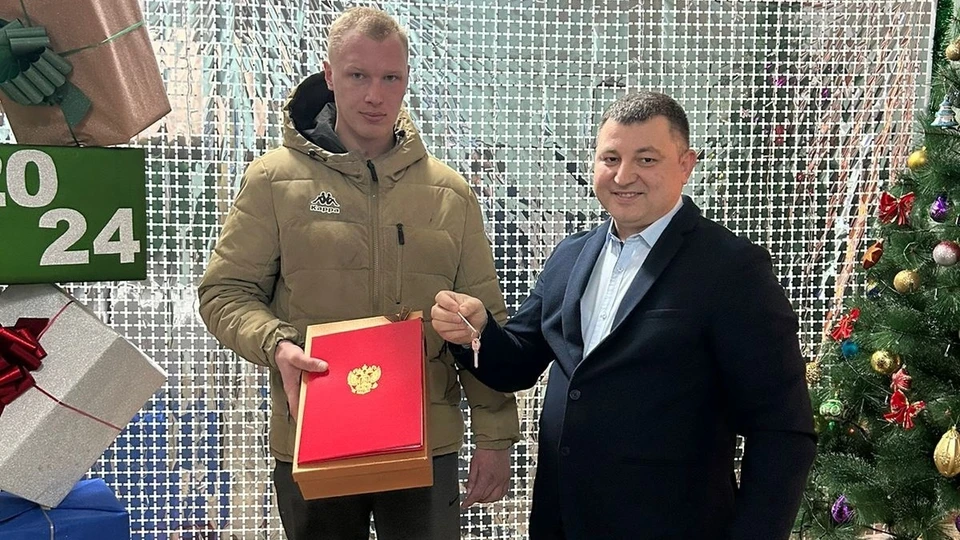 Глава администрации Сараевского района Валерий Дмитриев вручил ключи контрактнику Дмитрию Воробьеву. Фото: "Пресса".