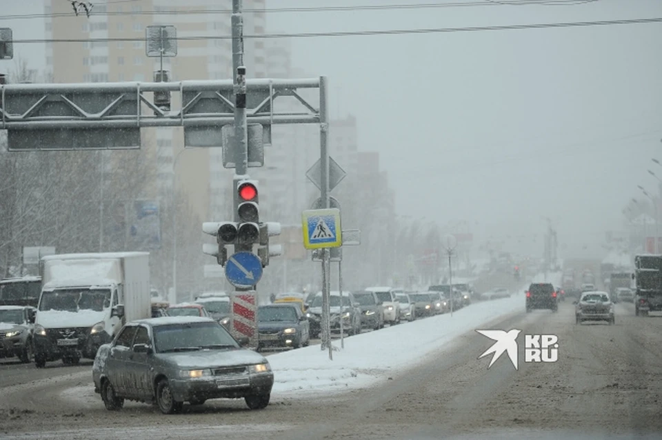 Из-за снегопада дороги Свердловской области будут патрулировать 320 экипажей ГИБДД