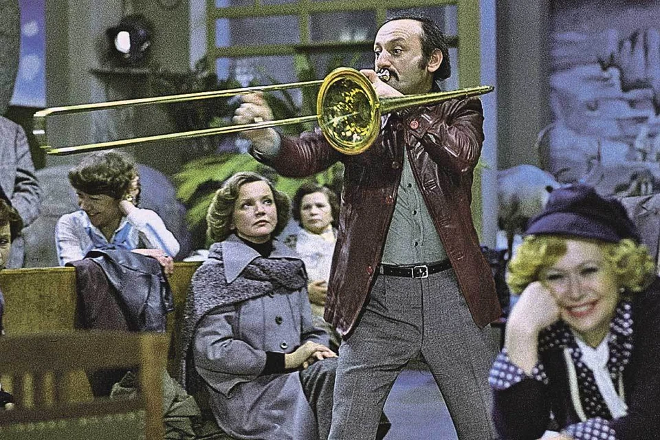В картине «Гараж» Семен Львович сыграл небольшую, но яркую роль тромбониста. Фото: Кадр из фильма
