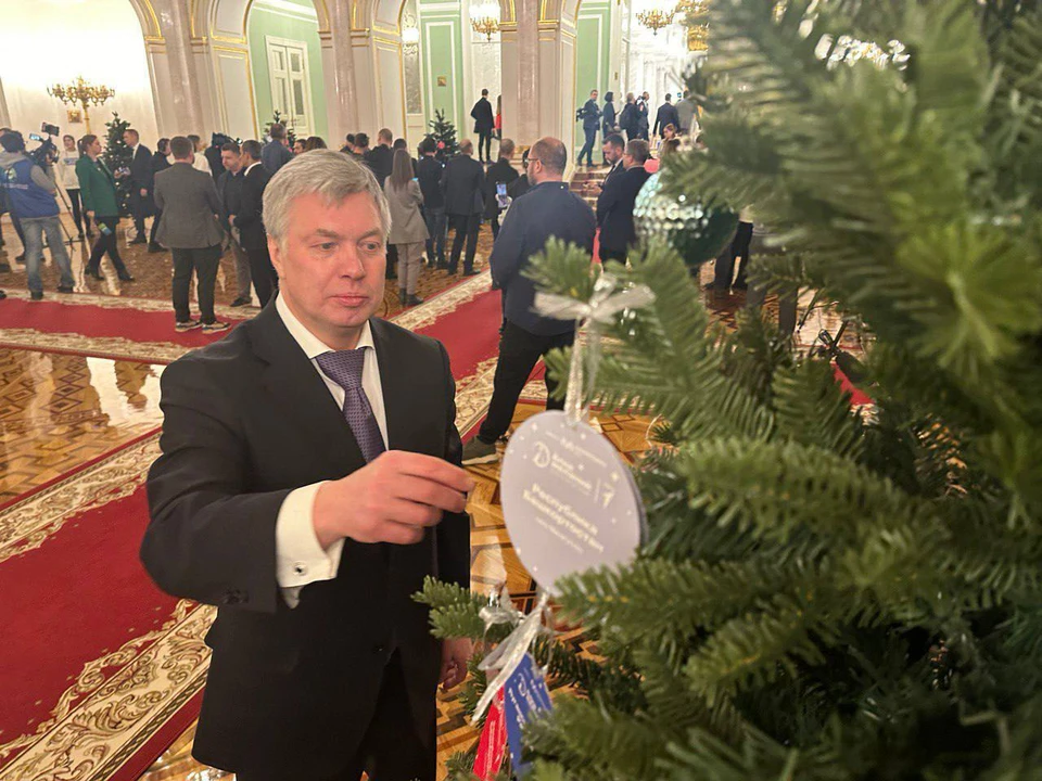 Алексей Русских снял с кремлевской ёлки открытки с мечтами детей из Ульяновска | ФОТО: телеграм-канал Алексея Русских
