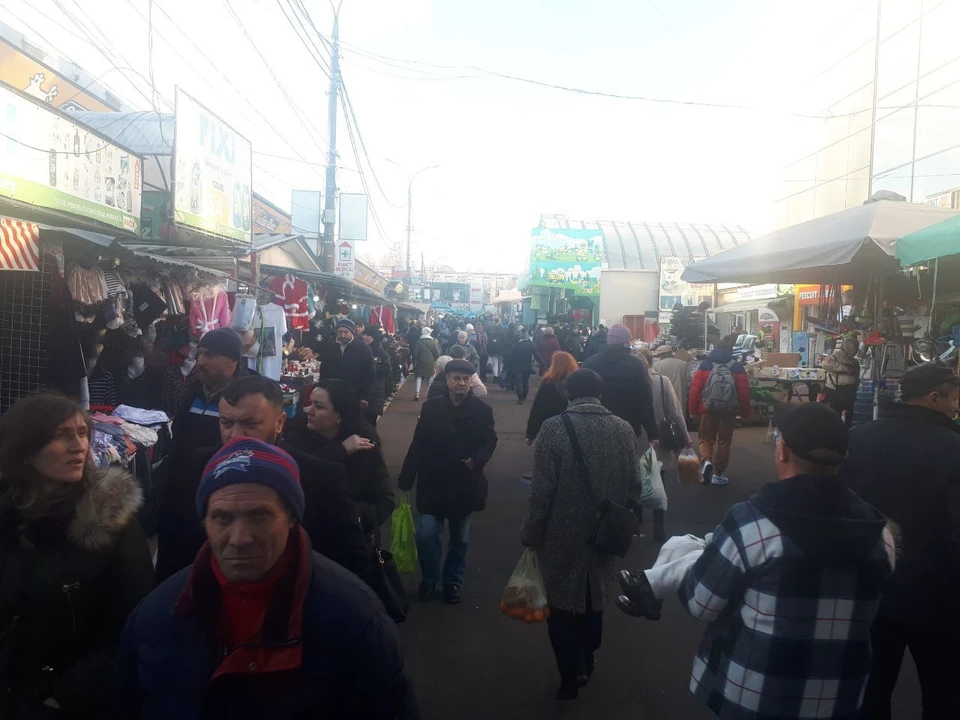 Народу на Центральном рынке не очень много, не скажешь, что через пару дней Новый год.