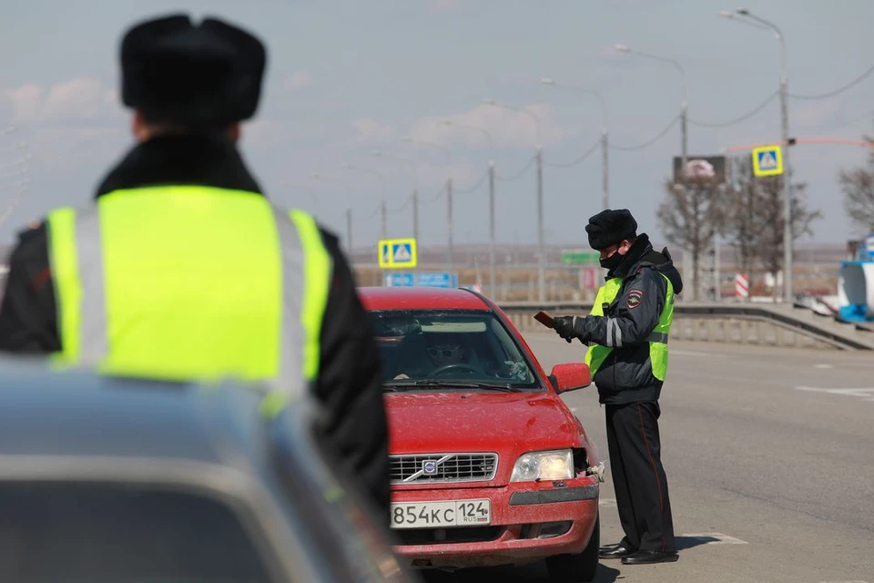 В Новосибирске более 1,5 тысячи водителей задержали на машинах умерших людей.