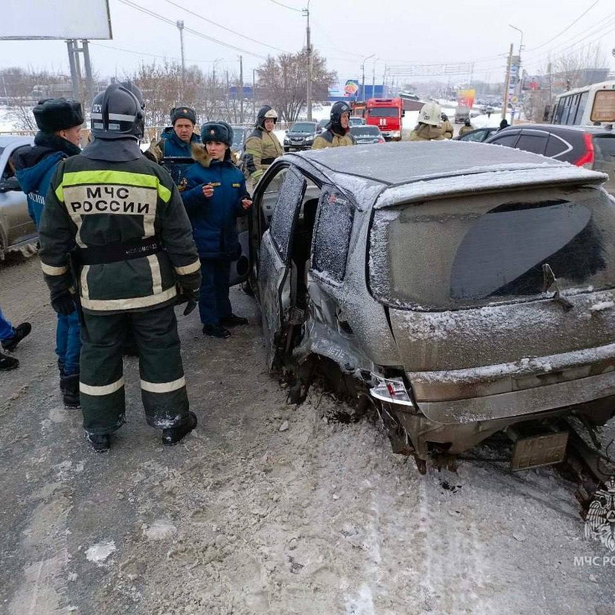 Автобус столкнулся с легковушками: в Кургане двух девочек выбросило на  дорогу во время аварии - KP.RU