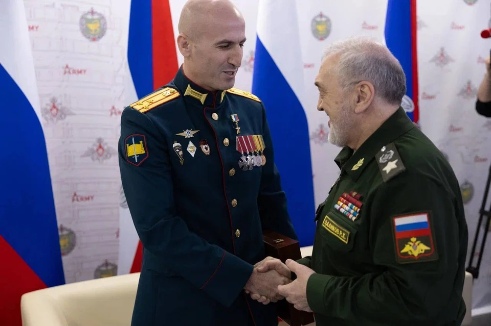 Первый замминистра обороны Руслан Цаликов вручил медаль «Золотая Звезда» полковнику Залибеку Умаеву