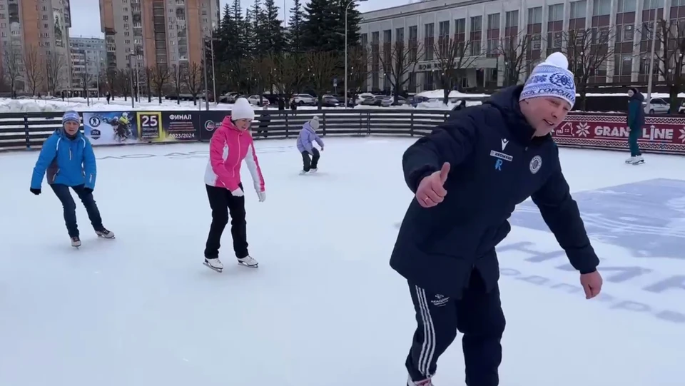 В первый день покататься на коньках пришли сотни обнинцев.