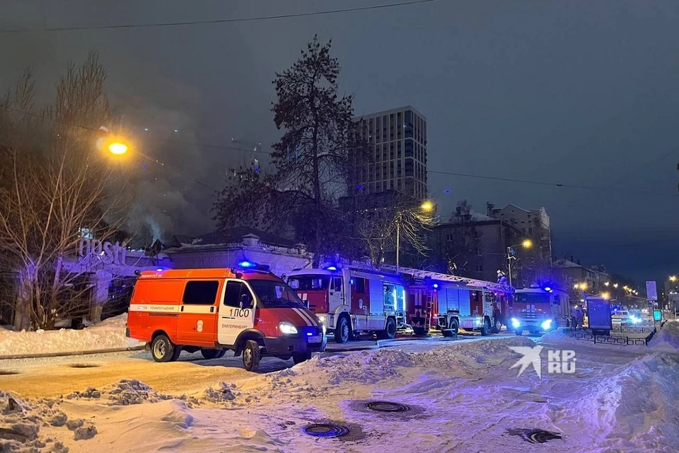 В 18:37 огнеборцам удалось локализовать возгорание на площади 300 квадратных метров