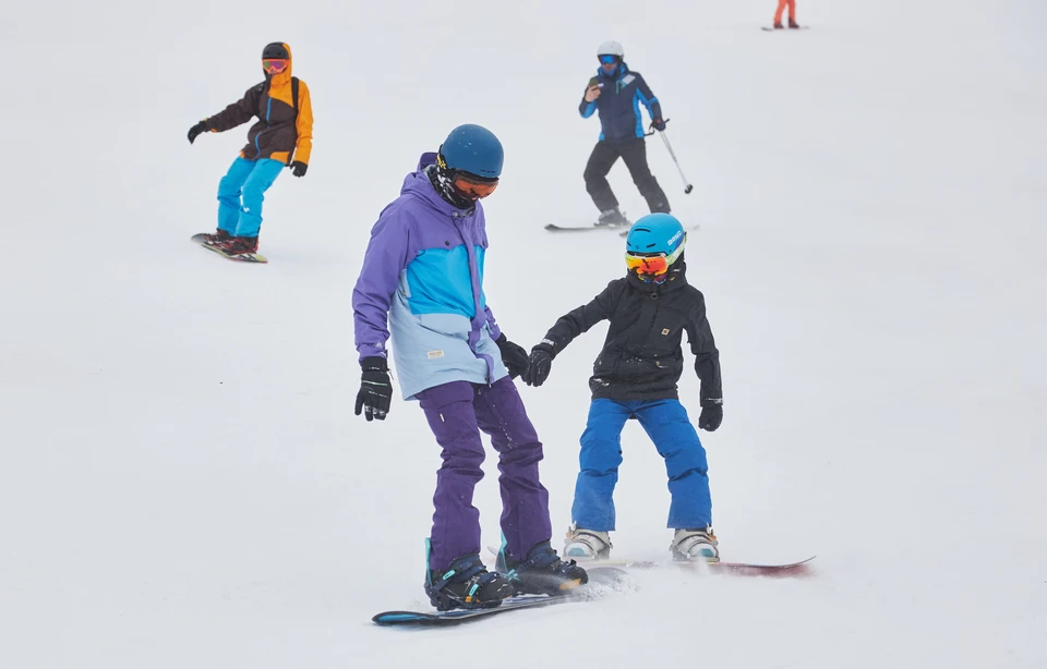 Инструкторы помогут челябинцам встать на лыжи или сноуборд