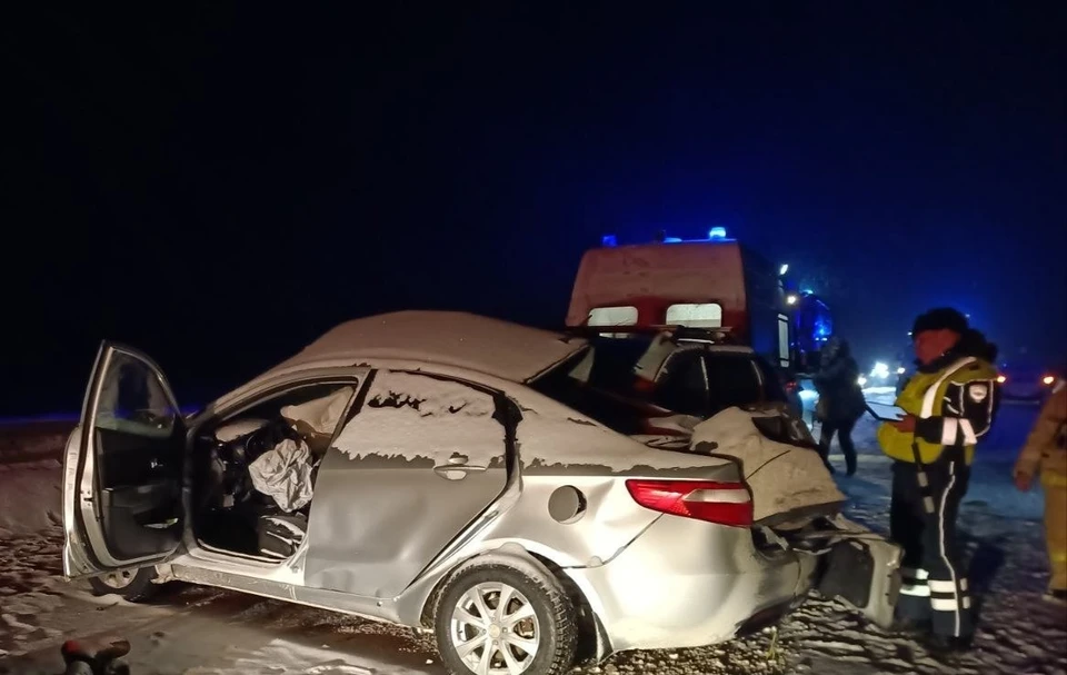 Пострадавших из покореженных машин доставали пожарные-спасатели / Фото: Центр по делам ГО, ПБ и ЧС