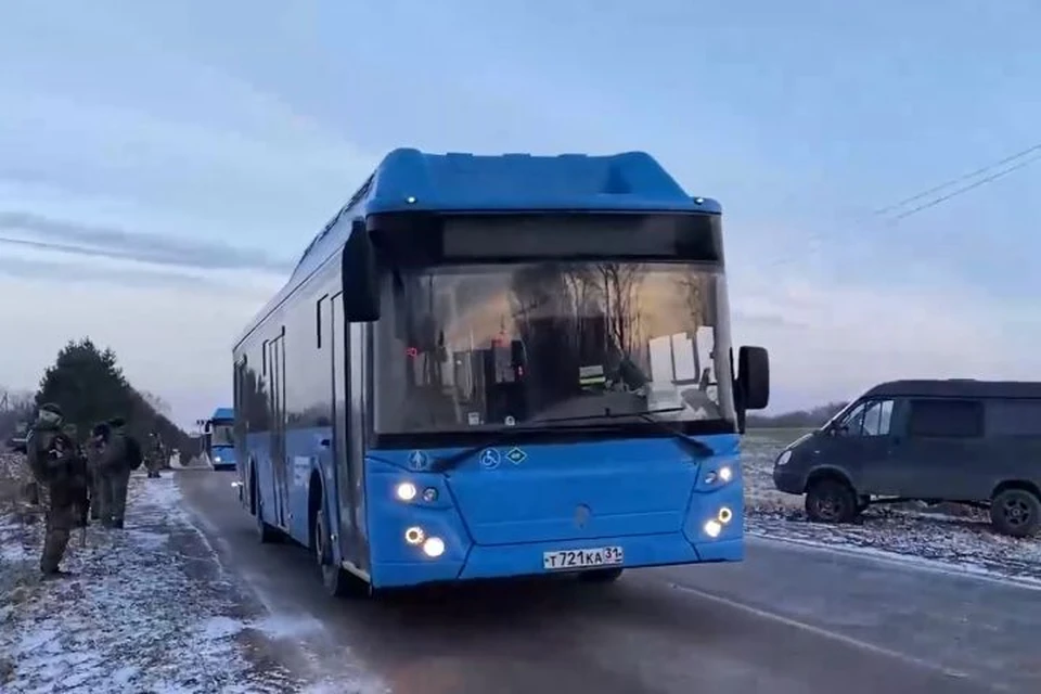 В Россию 248 освобожденных из плена российских военнослужащих доставили на автобусах Фото: кадр с видео Минобороны России