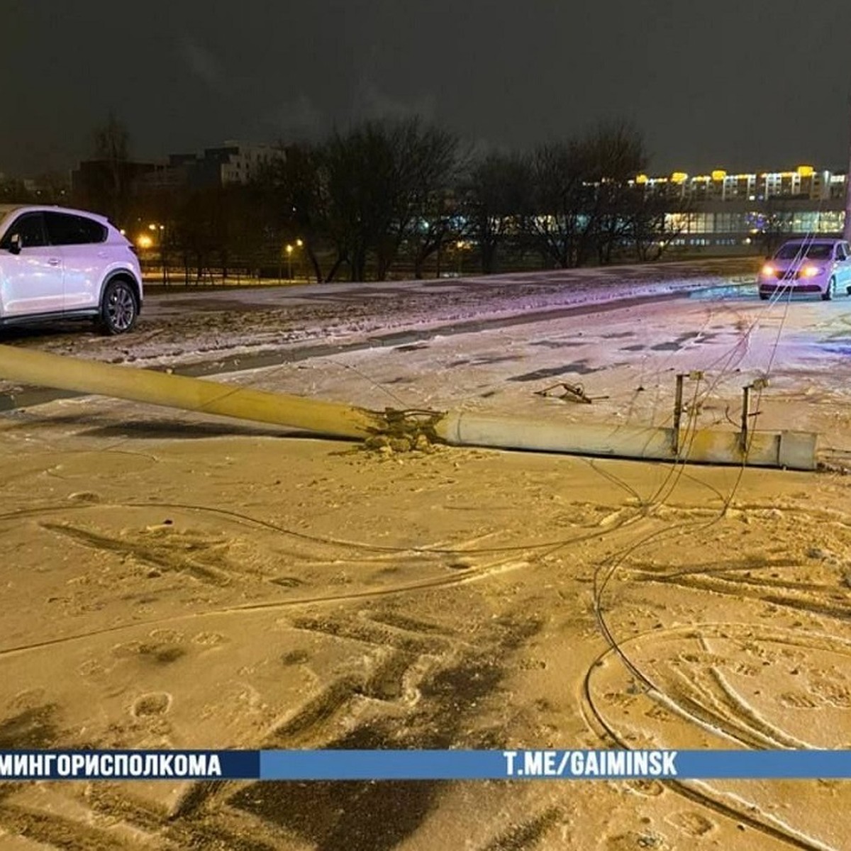 Женщина на Mazda врезалась в столб, который упал под колеса авто в центре  Минска - KP.RU