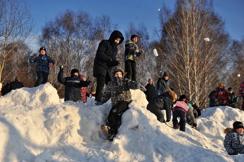 В снежки играешь